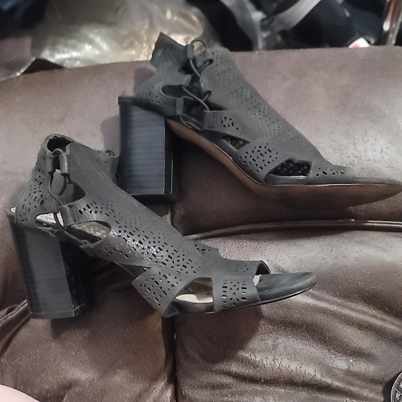 VINCE CAMUTO corbina black block heel sandals cutout open  toe sz 8 - Picture 4 of 6